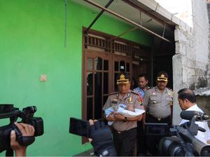 Begini Momen Saat Bayi Aditya Diselamatkan Polisi
