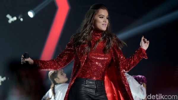 Penampilan Atraktif Hailee Steinfeld