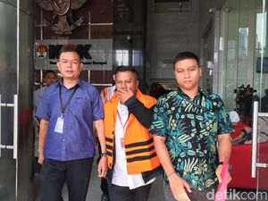 Pakai Rompi Oranye, Bupati Mojokerto Ditahan KPK Pakai Rompi Oranye, Bupati Mojokerto Ditahan KPK