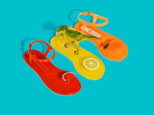 Katy Perry Rilis Koleksi Sandal Jelly Beraroma Lemon Hingga Peach