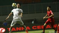 Indonesia tampil perkasa di hadapan Korea Utara. Akan tetapi, hingga turun minum tak ada gol yang bisa tercipta. Babak pertama pun berakhir dengan skor 0-0.