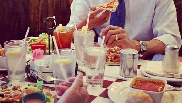 Begini 10 Gaya Seru Barack Obama Saat Makan Burger hingga Es Krim