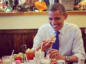 Begini 10 Gaya Seru Barack Obama Saat Makan Burger hingga Es Krim Begini 10 Gaya Seru Barack Obama Saat Makan Burger hingga Es Krim