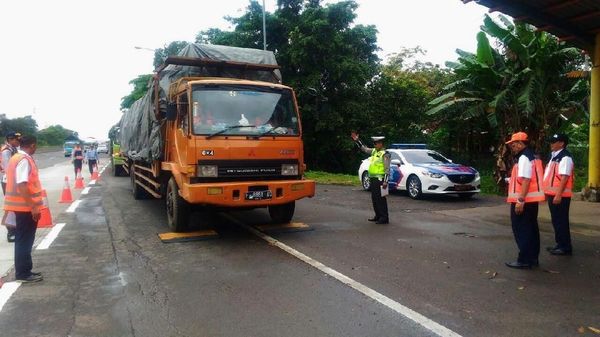 Truk-truk Obesitas yang Bikin Macet dan Rusak Jalan Tol