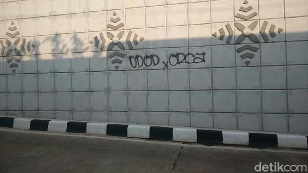 Jangan Ditiru! Penampakan Underpass Matraman yang Dicorat-coret