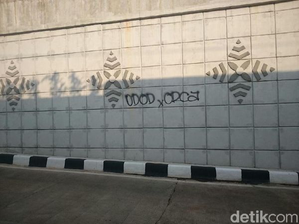 Jangan Ditiru! Penampakan Underpass Matraman yang Dicorat-coret
