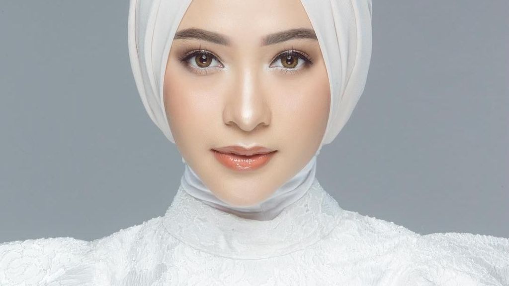 Poppy Bunga Makin Glowing Saat Hamil, Gaya Hijabnya Tetap Modis Poppy Bunga Makin Glowing Saat Hamil, Gaya Hijabnya Tetap Modis