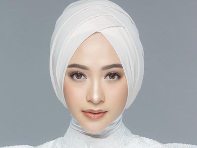 Poppy Bunga Makin Glowing Saat Hamil, Gaya Hijabnya Tetap Modis