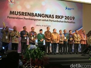 Bupati Anas Terima Penghargaan Pembangunan Daerah dari Jokowi