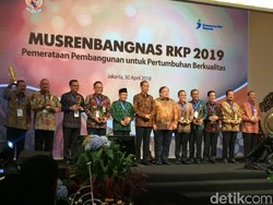 Bupati Anas Terima Penghargaan Pembangunan Daerah dari Jokowi