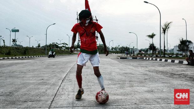 Kurniawan sengaja menggunakan berbagai atribut untuk mendukung Timnas Indonesia.