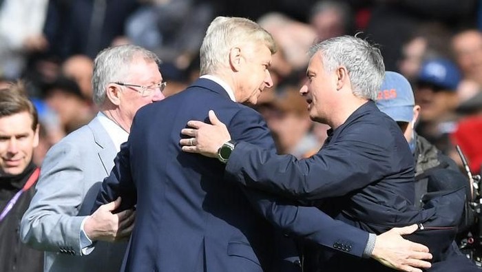 MANCHESTER, ENGLAND - APRIL 29:  Sir Alex Ferguson and Jose Mourinho, Manager of Manchester United greet Arsene Wenger, Manager of Arsenal pitchside prior to the Premier League match between Manchester United and Arsenal at Old Trafford on April 29, 2018 in Manchester, England.  (Photo by Shaun Botterill/Getty Images)
