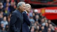 Momen penuh senyum rehat dulu di waktu pertandingan. Baik Wenger maupun Mourinho sama-sama serius mengamati para pemainnya masing-masing dalam menerapkan strategi. (Foto: Phil Noble/Reuters)