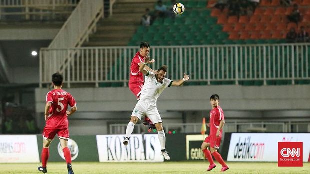 Tembakan Ilija Spasojevic masih jauh dari sasaran.