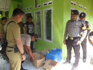 Polisi Banjar Gerebek Rumah dan Penjual Miras Tradisional Polisi Banjar Gerebek Rumah dan Penjual Miras Tradisional