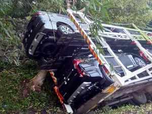 Truk Pengangkut Xpander dan Pajero Sport Terguling