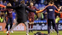 Para pemain Barca merayakan gelar ini dengan sukacita. Foto: Miguel Vidal/Reuters