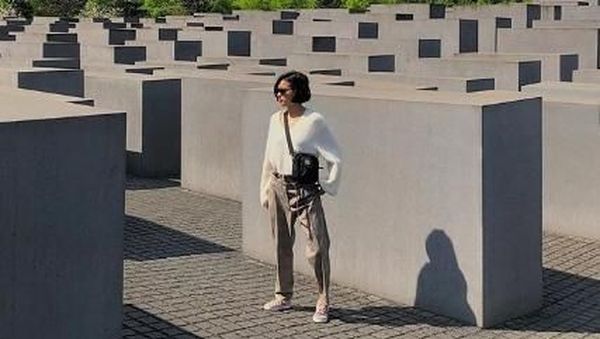 Berpose di Holocaust Monumen, Eva Celia Justru Dipuji Netizen