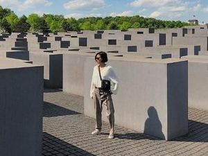 Berpose di Holocaust Monumen, Eva Celia Justru Dipuji Netizen