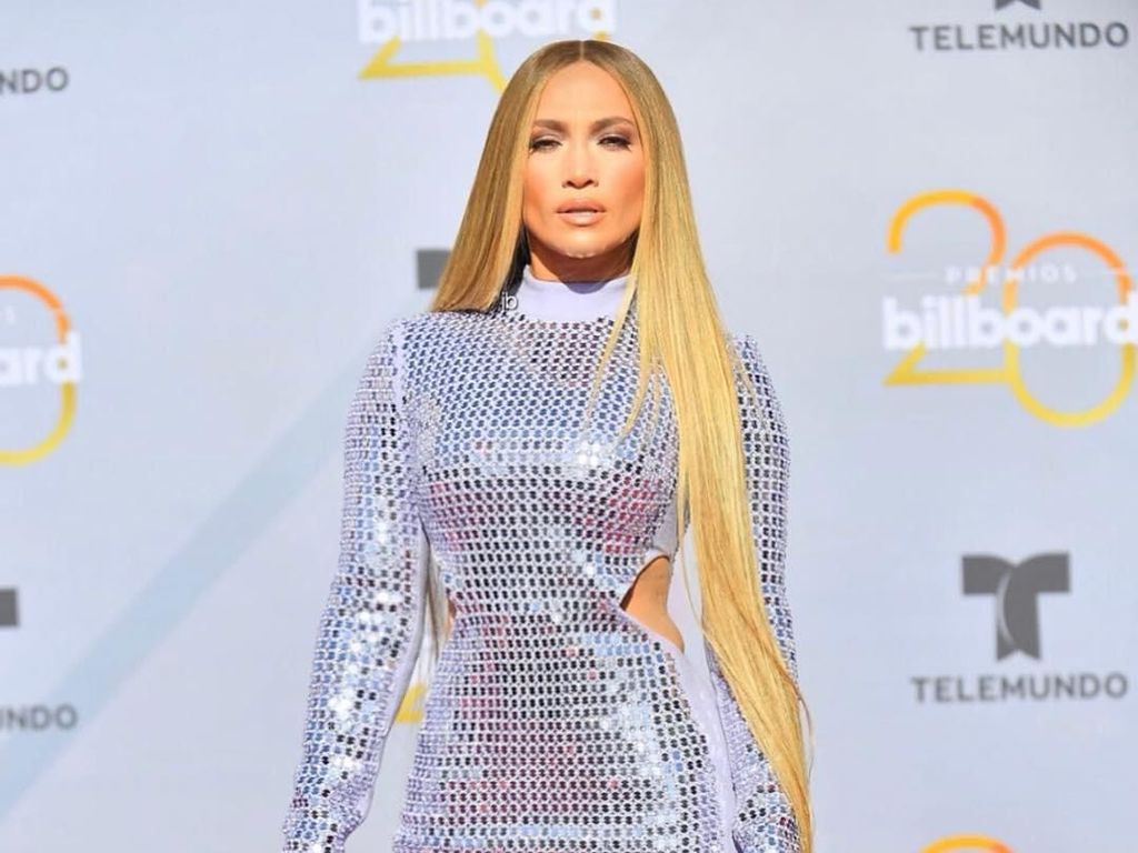 Social Distancing, Jennifer Lopez Pilih Main Baseball Bareng Keluarga di Rumah Social Distancing, Jennifer Lopez Pilih Main Baseball Bareng Keluarga di Rumah