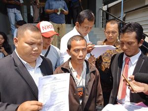 Pelapor Intimidasi: Kami Pakai Kaus #DiaSibukKerja, Nggak Boleh?