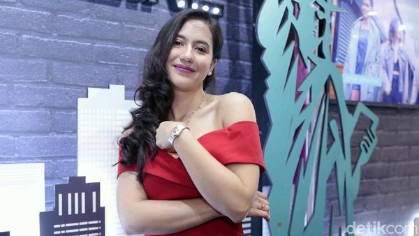 Kala Pevita Pearce Pamer Bahu Indahnya