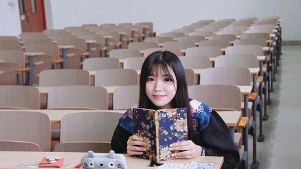 10 Pria & Wanita Ini Jadi Cakep Banget di Foto Profil, Padahal Aslinya...