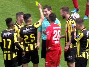 Kelakar di Laga Eredivisie: Wasit Jatuh, Dikartu Kuning Pemain