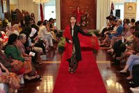 10 Desainer Indonesia yang Sukses Fashion Show di Luar Negeri Berkat Batik
