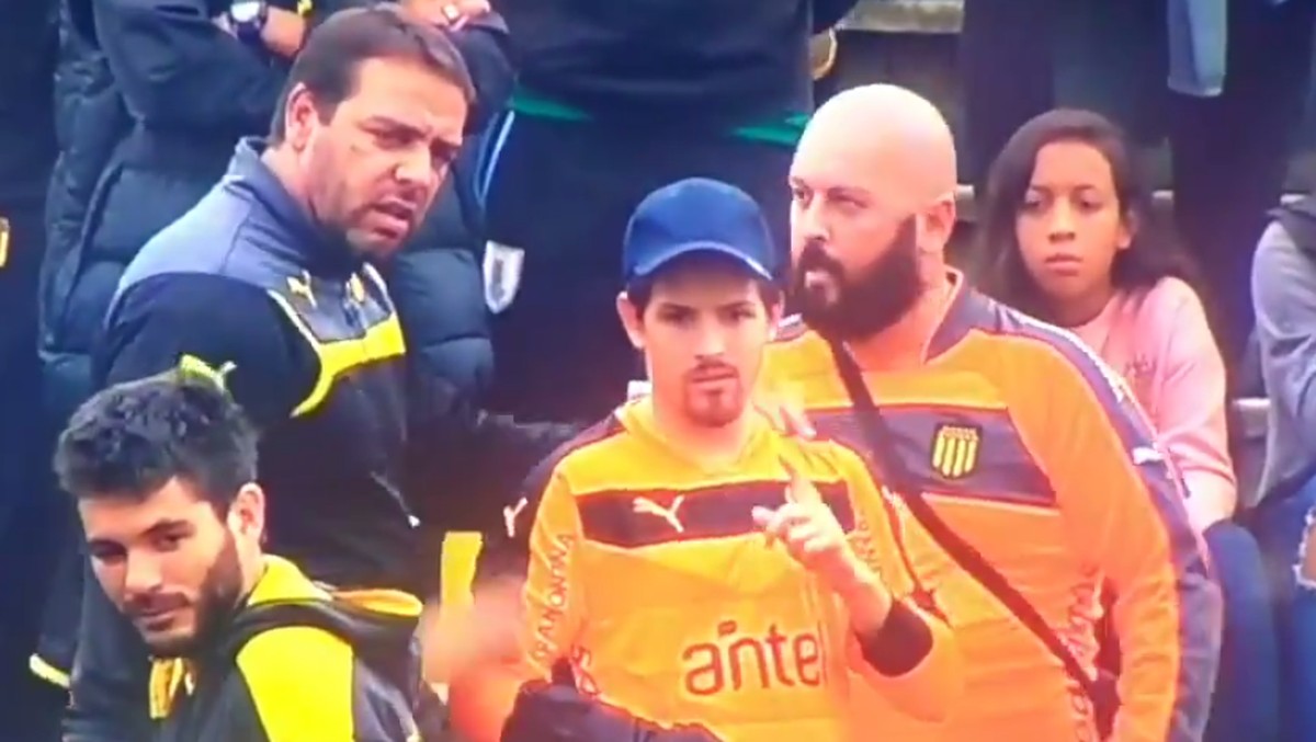 Fans yang harus meminjamkan jersey-nya ke kiper Penarol (Foto: Twitter @DanEdwardsGoal)