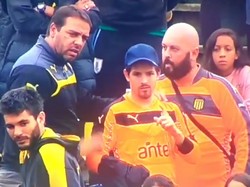 Jelang Kick-off, Fans Ini Harus Buka Baju Pinjamkan Jersey ke Kiper