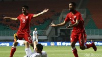 Pemain Bahrain tampak memprotes keputusan wasit.