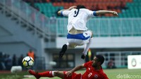 Pemain Bahrain berusaha menghentikan serangan Uzbekistan.