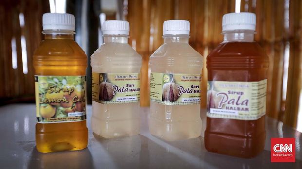 Minuman segar dari sari buah lemon dan buah pala khas Halmahera Barat. CNNIndonesia/Safir Makki
