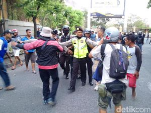 Aksi May Day di Yogya Berujung Bentrok, 1 Orang Ditangkap Aksi May Day di Yogya Berujung Bentrok, 1 Orang Ditangkap