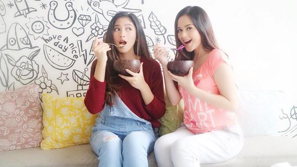 Ngopi dan Makan Kue, Cut Meyriska Tetap Bergaya Cantik Elegan