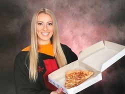 Wah, Remaja Ini Pilih Foto Kelulusan dengan Pizza dan Sebotol Tequila!