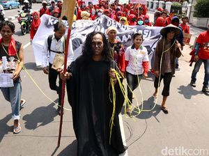 Teaterikal Iblis Jahat di Demo Buruh