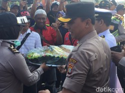 Polisi Beri Tumpeng ke Massa Buruh di Pelabuhan Tanjung Priok