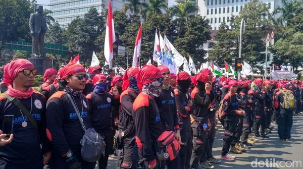 Seragam Warna-warni Buruh Warnai May Day di Jakarta