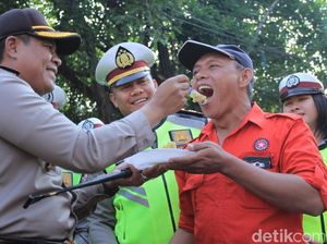 Saat Polisi Kabupaten Bandung Suapi Buruh Tumpeng Sebelum Demo Saat Polisi Kabupaten Bandung Suapi Buruh Tumpeng Sebelum Demo