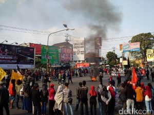 Aksi May Day di Yogya, Massa Bakar Pos Polisi