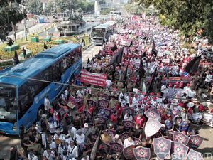 Buruh Tuntut Kerja, Upah dan Hidup yang Layak ke Pemerintah