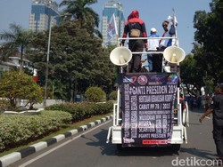 Spanduk #2019GantiPresiden Muncul di Aksi May Day Monas