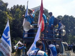 Teriakan Ganti Presiden Menggema di Aksi Buruh Depan Patung Kuda