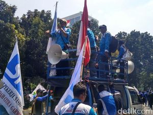 Teriakan Ganti Presiden Menggema di Aksi Buruh Depan Patung Kuda Teriakan Ganti Presiden Menggema di Aksi Buruh Depan Patung Kuda