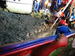 Evakuasi Pekerja Terperosok di Pluit Terhalang Lumpur di Lubang