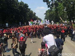 Yusril Temui Massa KSPI di Depan Istana Negara