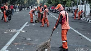 Bersihkan Sampah Usai May Day 2018