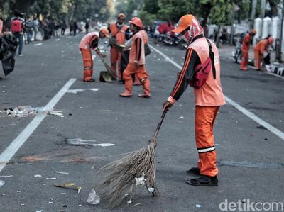Bersihkan Sampah Usai May Day 2018